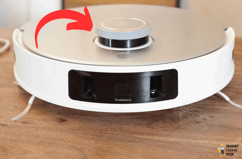 Der Laserturm des ECOVACS DEEBOT T20 Omni wird mit einem Finger berührt.